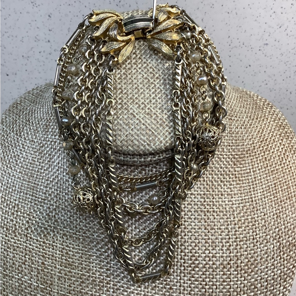 Lisner 1960s through the 1970s Elegant Gold Chain Bracelet
